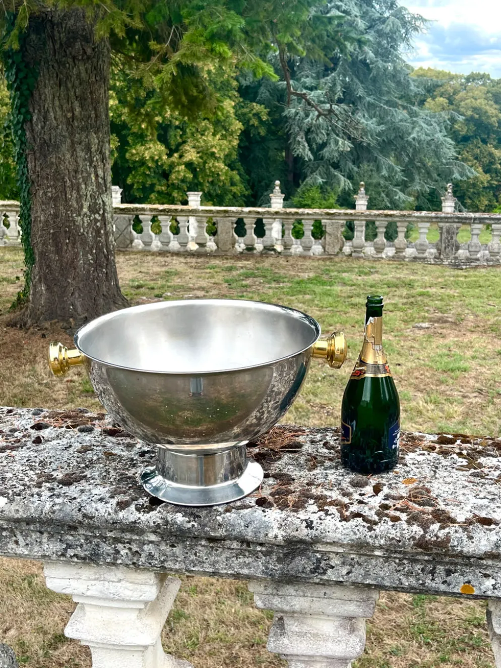 Grand seau à champagne en aluminium avec poignées dorées.