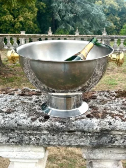 Grand seau à champagne en aluminium avec poignées dorées.