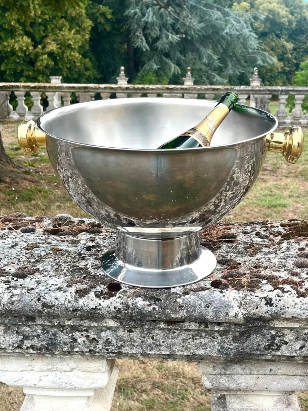 Grand seau à champagne en aluminium avec poignées dorées.