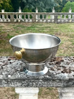 Grand seau à champagne en aluminium avec poignées dorées.