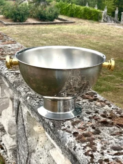Grand seau à champagne en aluminium avec poignées dorées.
