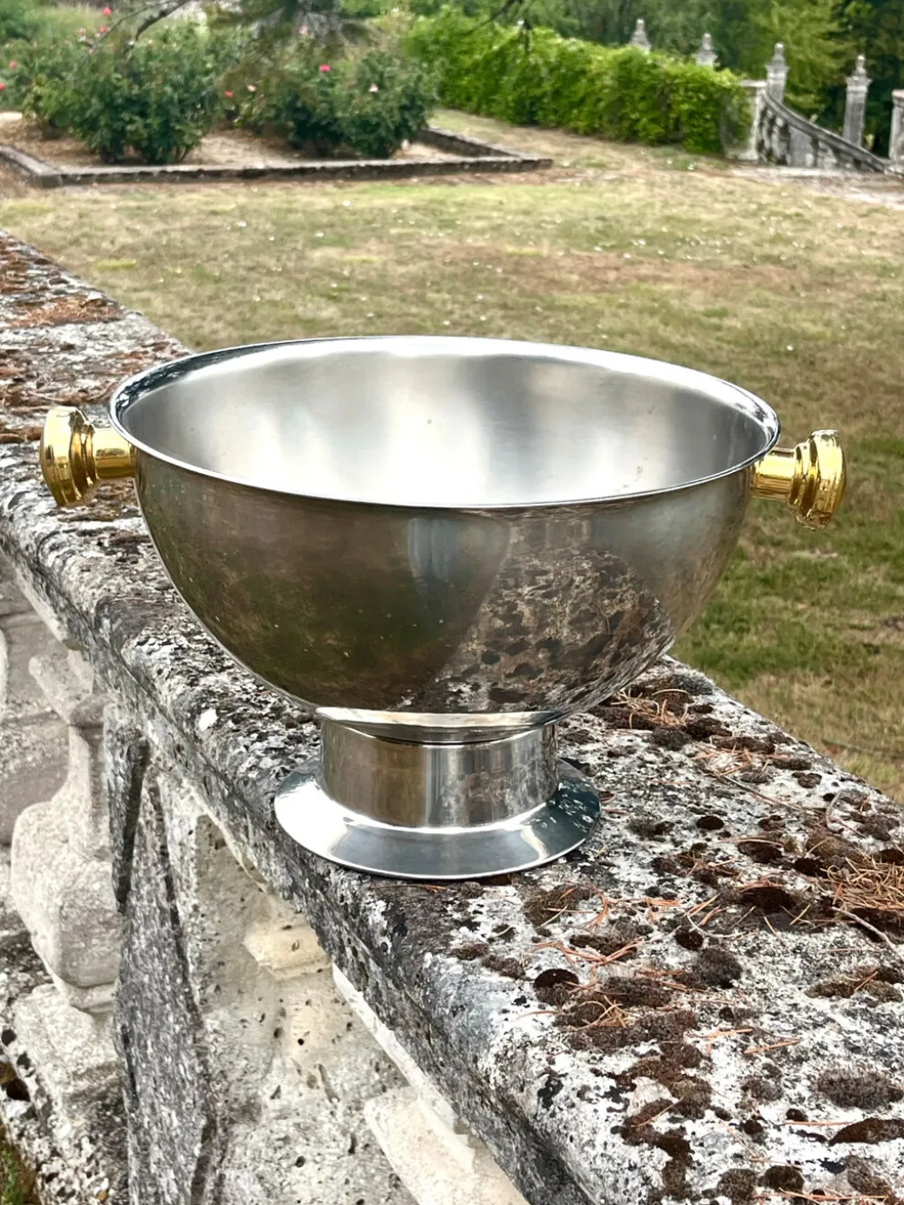Grand seau à champagne en aluminium avec poignées dorées.