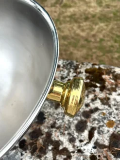 Grand seau à champagne en aluminium avec poignées dorées.