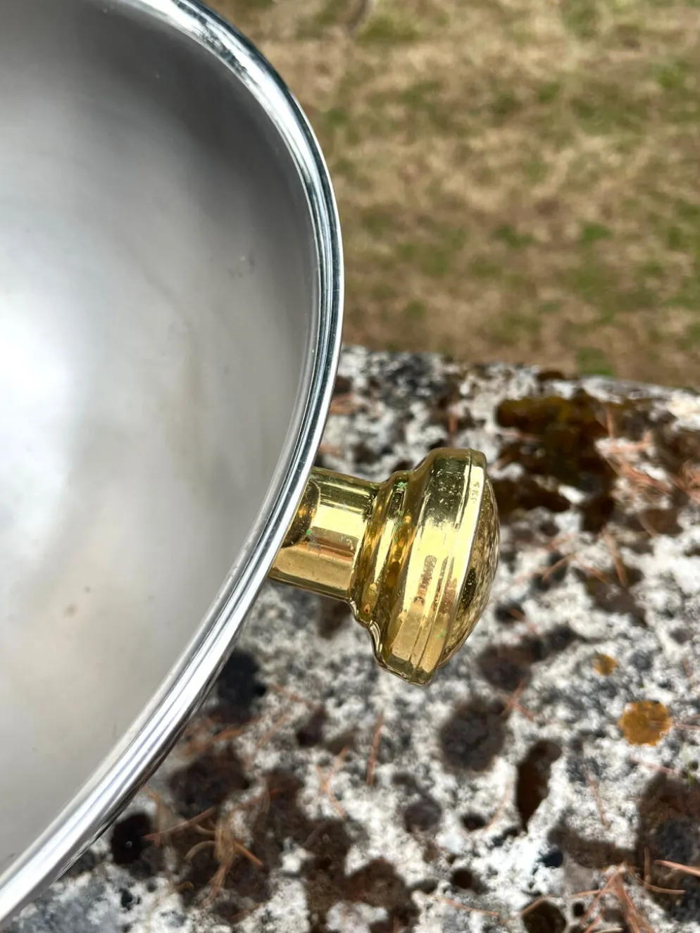 Grand seau à champagne en aluminium avec poignées dorées.