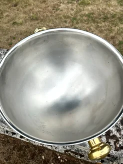 Grand seau à champagne en aluminium avec poignées dorées.
