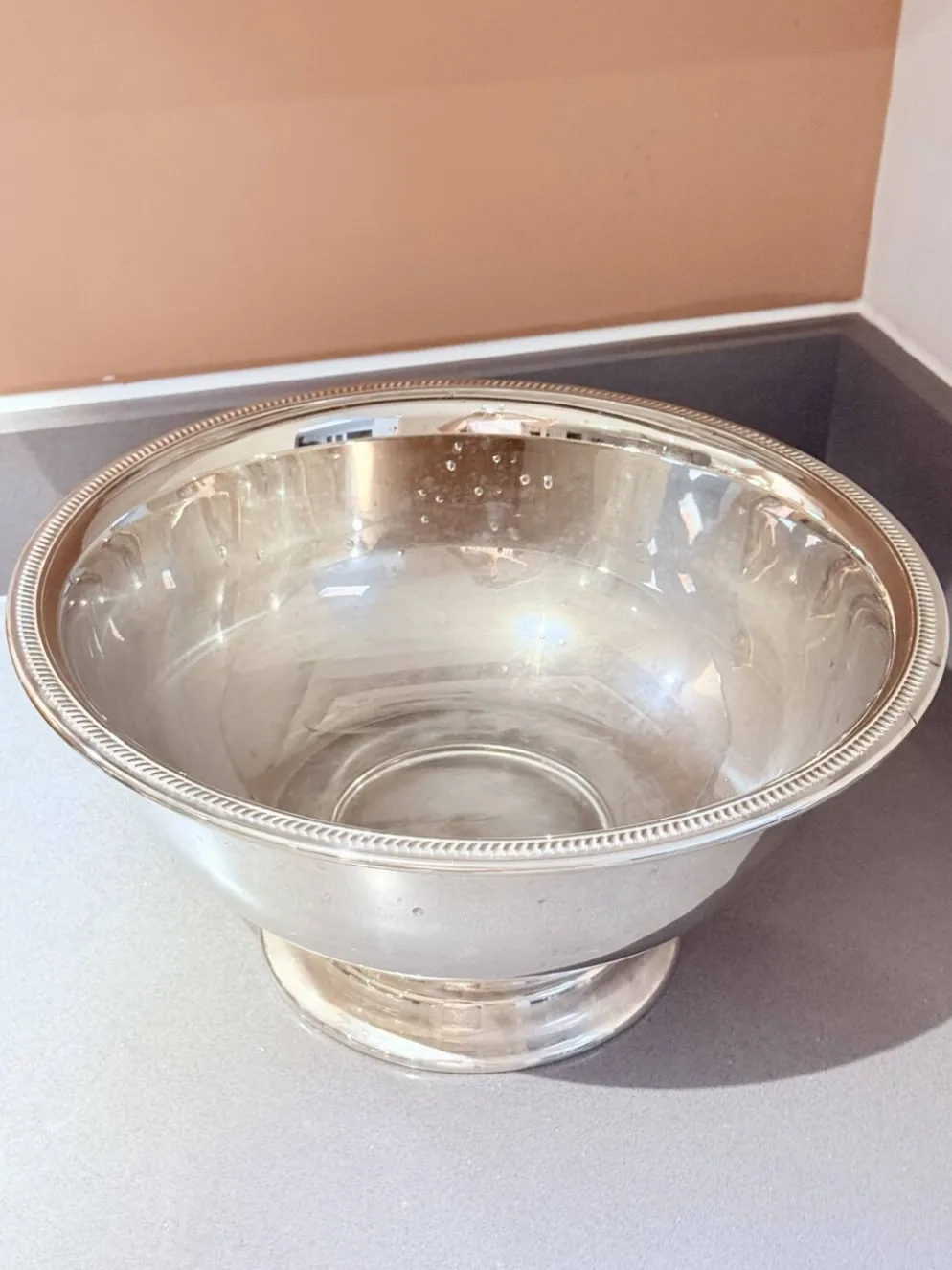 Grand seau à champagne en argent massif plaqué / refroidisseur à vin sur piédestal
