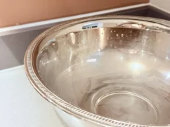 Grand seau à champagne en argent massif plaqué / refroidisseur à vin sur piédestal