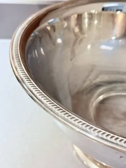 Grand seau à champagne en argent massif plaqué / refroidisseur à vin sur piédestal