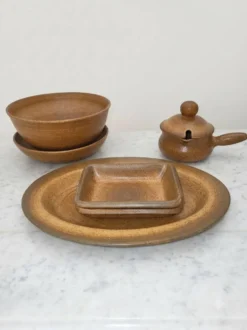 Grand service de table vintage en grès émaillé moucheté – Années 70
