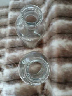 2 grands flacons anciens en verre transparent