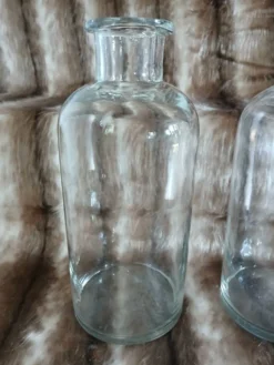2 grands flacons anciens en verre transparent