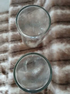 2 grands flacons anciens en verre transparent