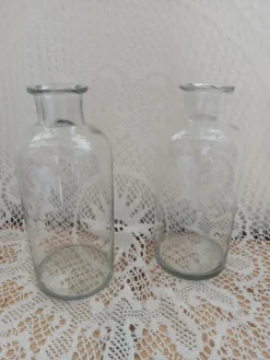 2 grands flacons anciens en verre transparent