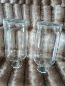 2 grands flacons anciens en verre transparent