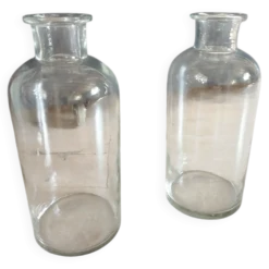 2 grands flacons anciens en verre transparent
