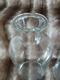 2 grands flacons anciens en verre transparent