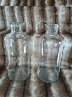 2 grands flacons anciens en verre transparent
