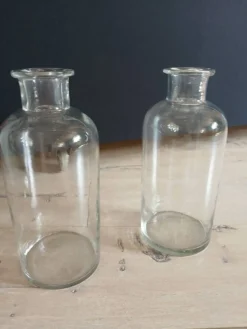 2 grands flacons anciens en verre transparent