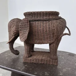 Grand support de plante éléphant en osier vintage / table d'appoint – déclaration sculpturale bohème
