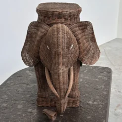Grand support de plante éléphant en osier vintage / table d'appoint – déclaration sculpturale bohème
