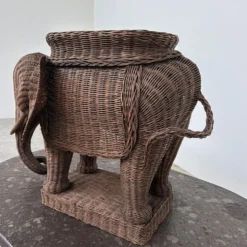 Grand support de plante éléphant en osier vintage / table d'appoint – déclaration sculpturale bohème