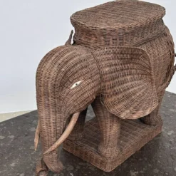 Grand support de plante éléphant en osier vintage / table d'appoint – déclaration sculpturale bohème