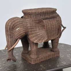 Grand support de plante éléphant en osier vintage / table d'appoint – déclaration sculpturale bohème