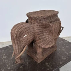 Grand support de plante éléphant en osier vintage / table d'appoint – déclaration sculpturale bohème