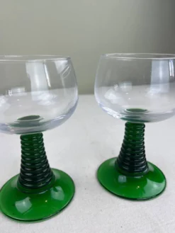 2 Grands verres vintage vert