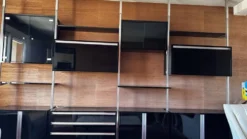 Grand système mural modulable Roche Bobois années 70 – bois, laqué noir et
