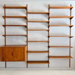 Grand système mural modulaire en teck par Kai Kristiansen, Danemark, années 1960.