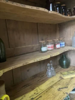 Grand vaisselier ancien en bois brut