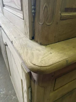 Grand vaisselier ancien en bois brut