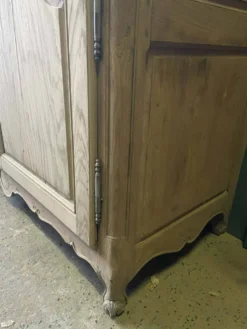 Grand vaisselier ancien en bois brut