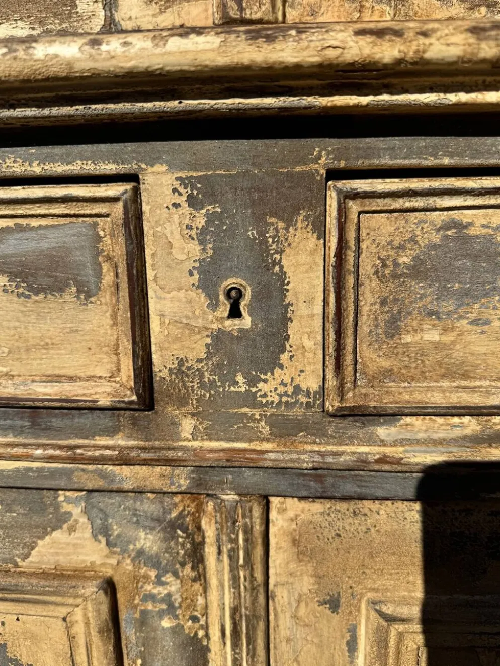 Grand vaisselier deux corps Louis Philippe – patine bleu beige
