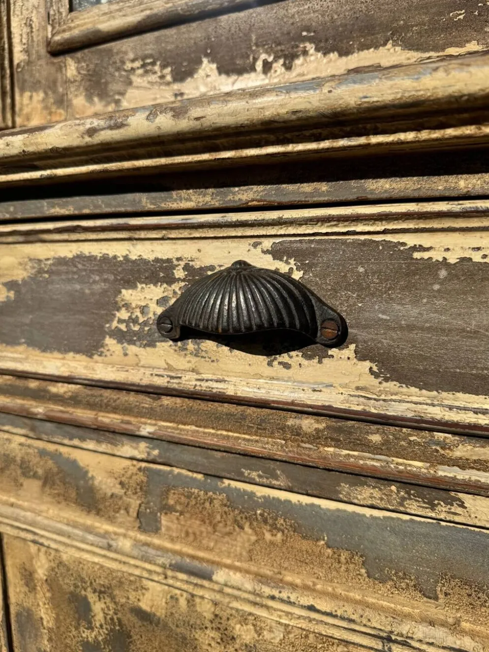 Grand vaisselier deux corps Louis Philippe – patine bleu beige