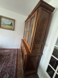 Grand vaisselier en bois massif réalisée sur mesure.