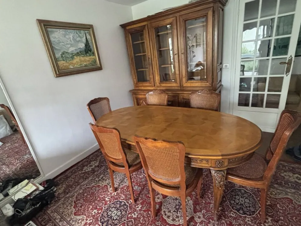 Grand vaisselier en bois massif réalisée sur mesure.