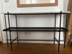 GUBI Console en marbre noir et blanc
