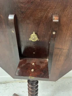 Guéridon basculant Napoléon III en bois d'acajou XIX siècle