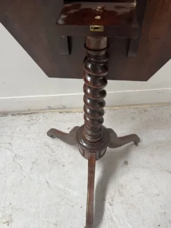 Guéridon basculant Napoléon III en bois d'acajou XIX siècle
