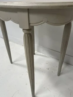 Guéridon de style Art Déco en hetre patiné XX siècle