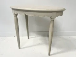 Guéridon de style Art Déco en hetre patiné XX siècle