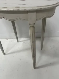 Guéridon de style Art Déco en hetre patiné XX siècle