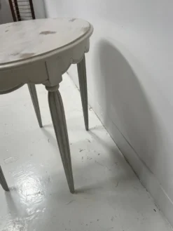 Guéridon de style Art Déco en hetre patiné XX siècle