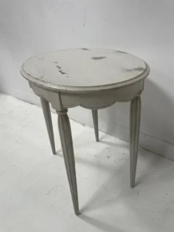 Guéridon de style Art Déco en hetre patiné XX siècle