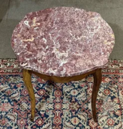 Guéridon de style Louis XV début XXème avec dessus marbre, en bois de rose
