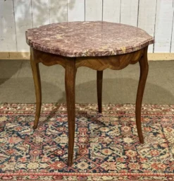 Guéridon de style Louis XV début XXème avec dessus marbre, en bois de rose