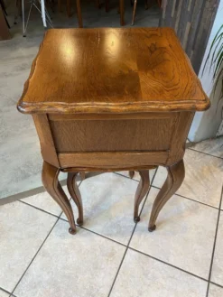 Guéridon ensemble gueridon et tabouret de style Louis XV en chêne massif