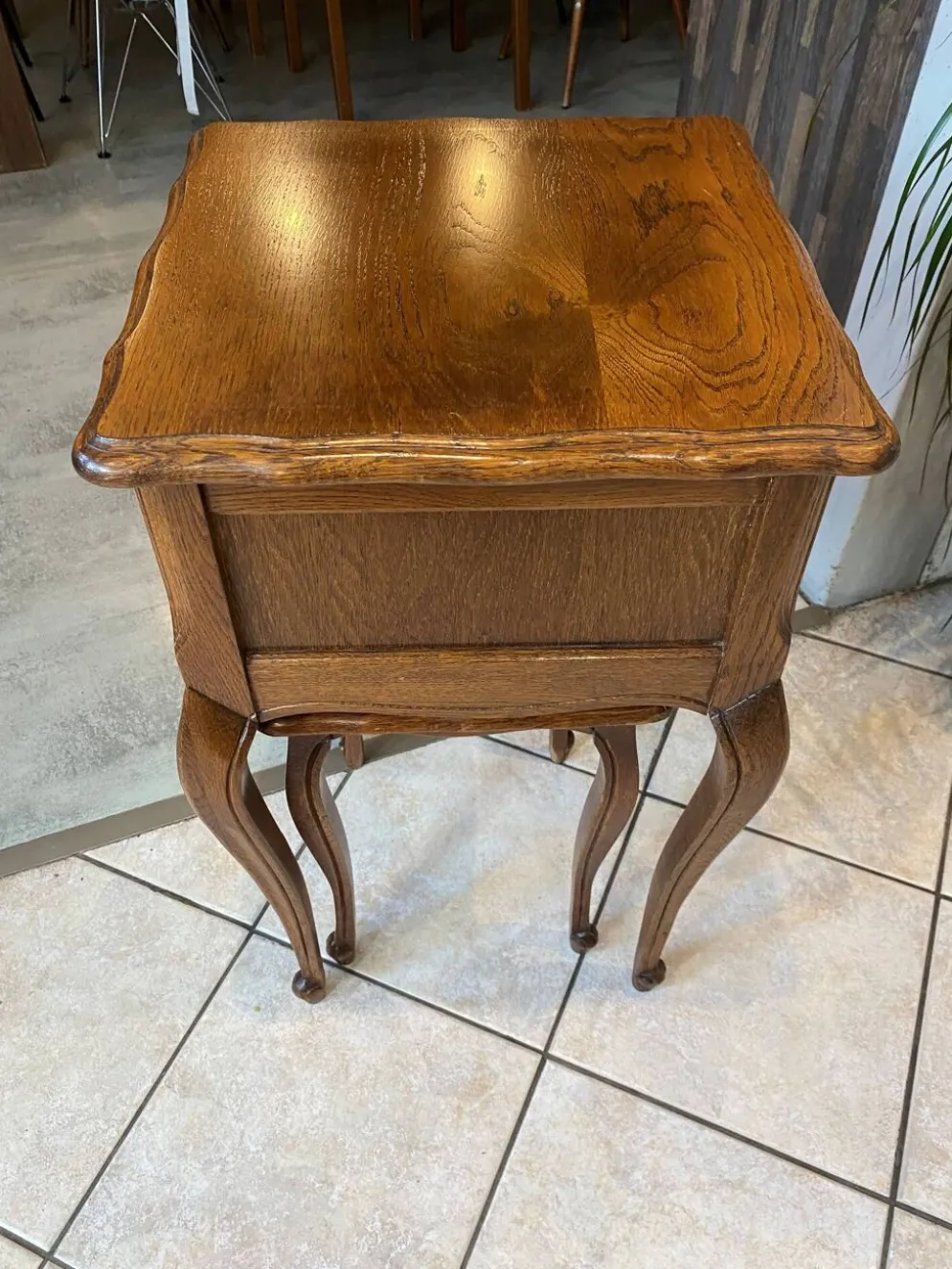 Guéridon ensemble gueridon et tabouret de style Louis XV en chêne massif